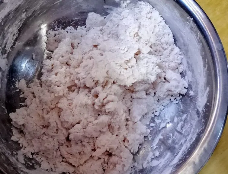 Campur tepung terigu dan tepung tapioka, rebus air dan garam setelah mendidih masukkan ke dalam tepung. Aduk-aduk dan uleni sampai kalis
