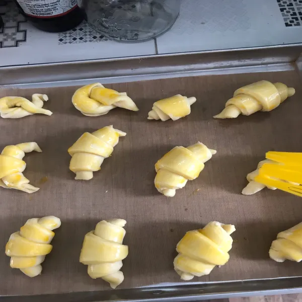 Olesi dengan kuning telur bagian permukaannya.