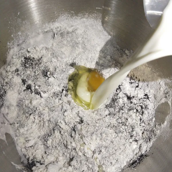 Langkah yang pertama masukkan tepung terigu protein tinggi, telur, susu cair, dan bubuk charcol aduk hingga setengah kalis