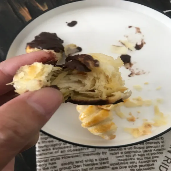 Jika sudah matang keluarkan croissant dari oven tunggu dingin lalu celupkan dalam lelehan coklat DCC.