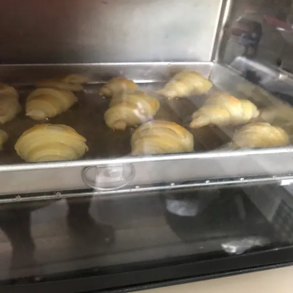 Oven dengan suhu 200 DC selama 55 menit api atas bawah (atau sesuaikan oven masing-masing) harus sering dilihat. Jangan tertipu jika bagian luar sudah kecoklatan karena bagian dalam belum tentu sudah matang. Ini akan menimbulkan hilangnyaa layer. Jadi perhatikan oven dengan seksama