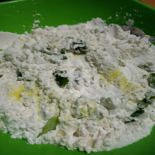 Campur tepung sagu dan tepung terigu, beri kaldu bubuk dan juga garam. Aduk hingga tercampur.