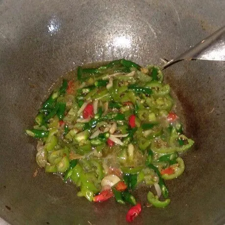 Tumis irisan bawang merah dan putih sampai layu dan wangi lalu masukan irisan cabe oseng sebentar masukan air masak sampai mendidih