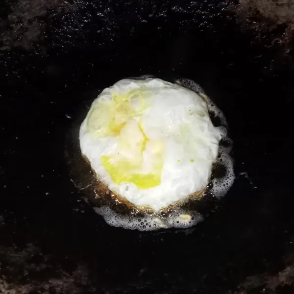 Ceplok telur hingga matang, angkat dan sisihkan.