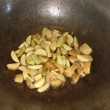 Kupas jengkol,potong potong rebus sampai empuk lalu goreng sampai setengah kering, tiriskan