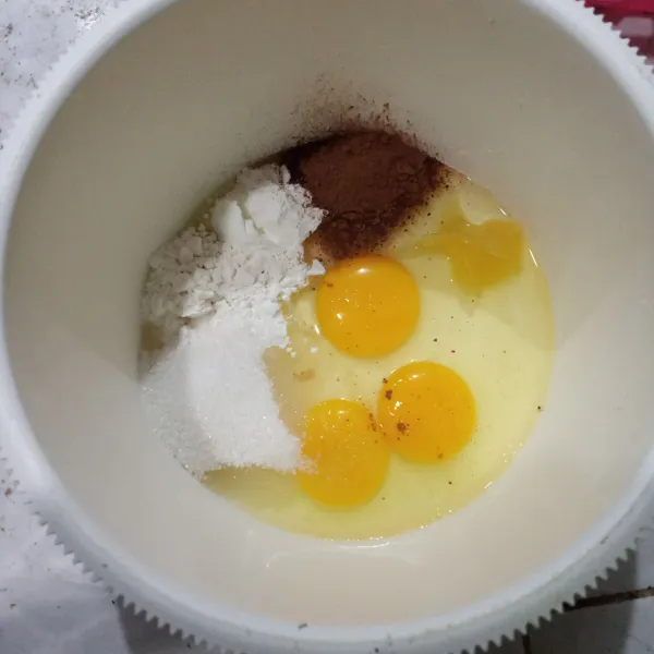 Campurkan telur, Soda pengembang , gula pasir, tepung terigu, tepung maizena dan coklat bubuk. Mixer dengan kecepatan tinggi hingga kental.