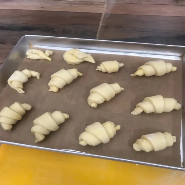 Susun dalam loyang dengan bagian kerucut (atau kecil) ada di bawah. Sehingga saat di oven tidak mengembang keluar dan bentuk tetap rapi.