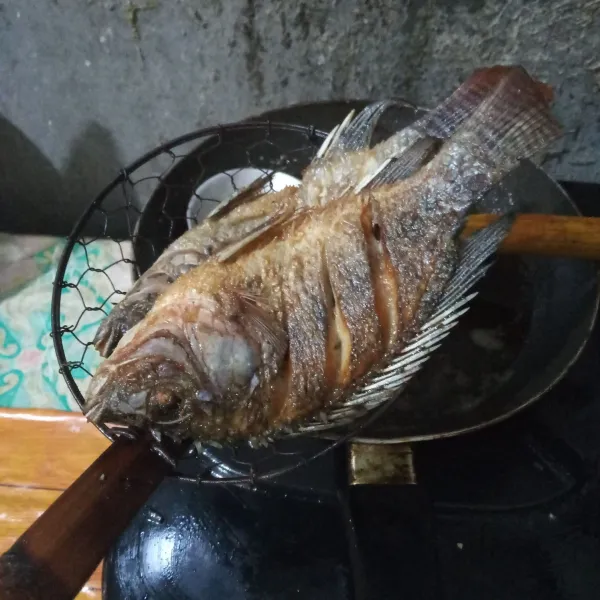 Goreng mujair setengah matang. Angkat dan tiriskan.