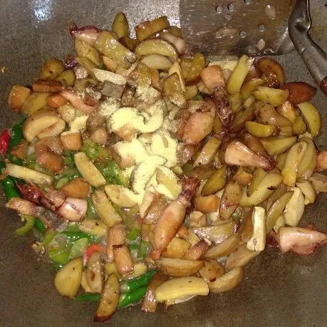 Masukan jengkol, ikan asin cucut dan cumi lalu beri kaldu bubuk, aduk rata