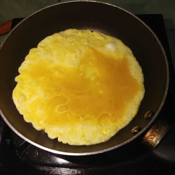 Kemudian kocok telur dan digoreng hingga matang dan dipotong-potong sesuai selera