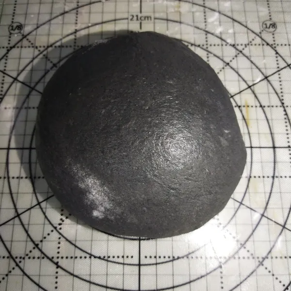 Kemudian setelah setengah kalis masukkan margarin dan garam, aduk hingga kalis elastis