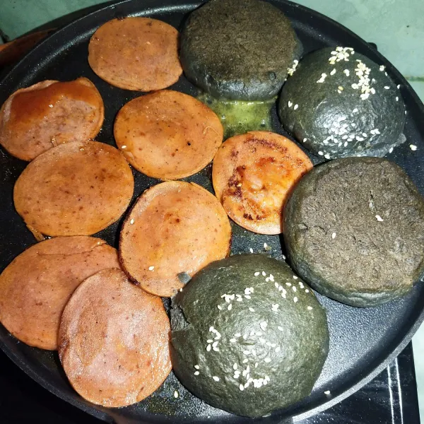 Kemudian panggang daging yang diolesi saos dan rotinya, panggang hingga matang dan sisihkan