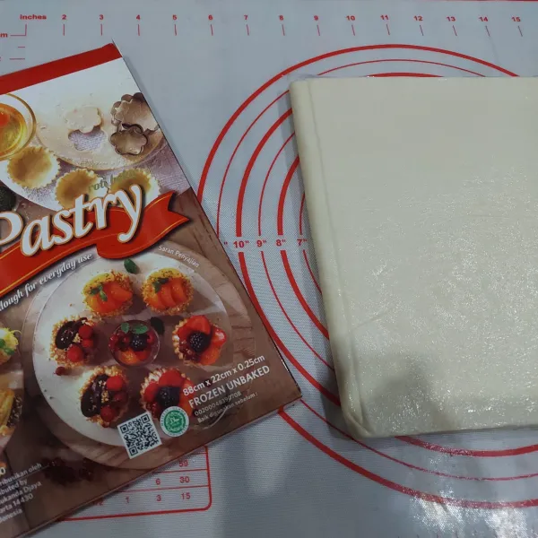 Biarkan puff pastry instant di suhu ruang selama 5 menit.