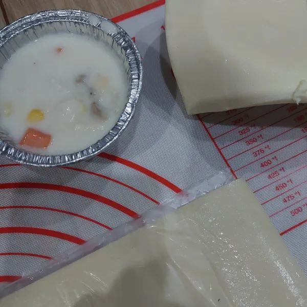 Tuang cream soup dalam mangkok tahan panas atau wadah aluminium foil. Isi hingga 2/3 bagian.