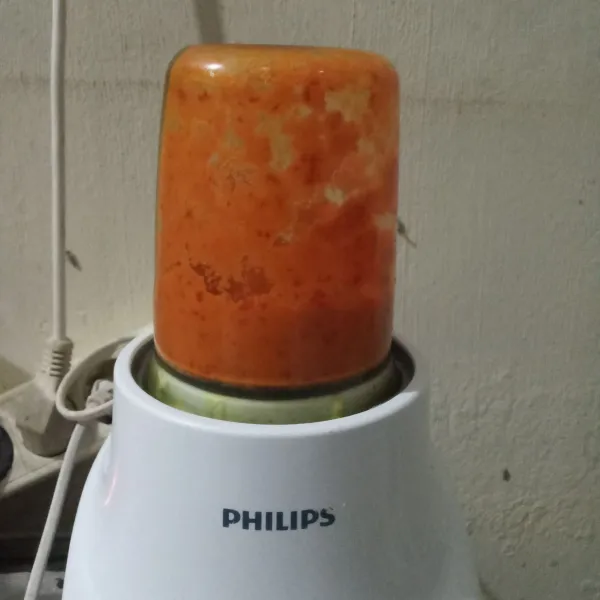 Blender semua bahan bumbu halus.