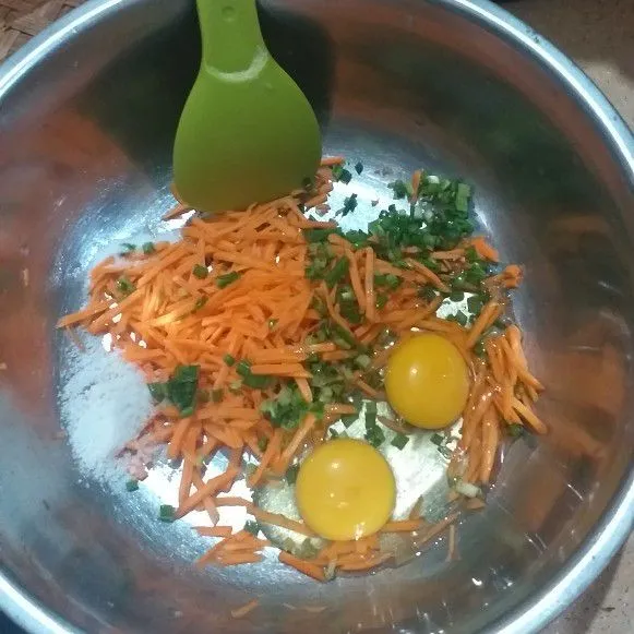 Campur wortel, daun bawang, telur, garam, dan kaldu jamur