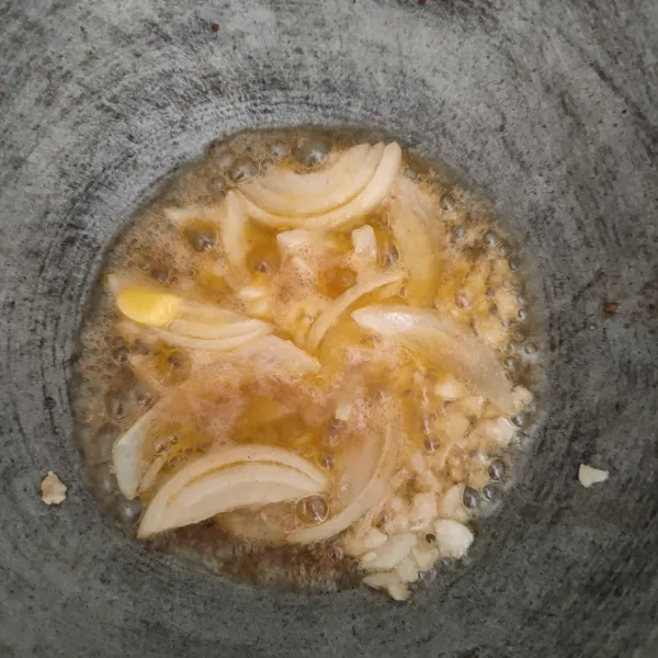 Lelehkan mentega, kemudian oseng bawang bombay dan bawang putih hingga wangi.