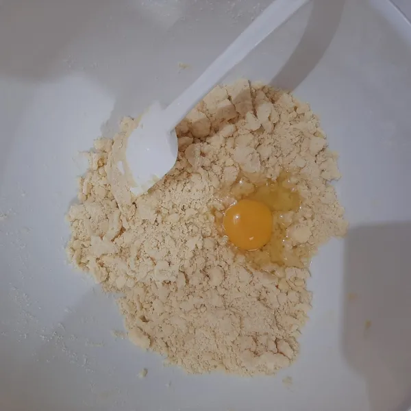 Langkah selanjutnya, masukkan telur dan aduk hingga keseluruhan tercapur rata.