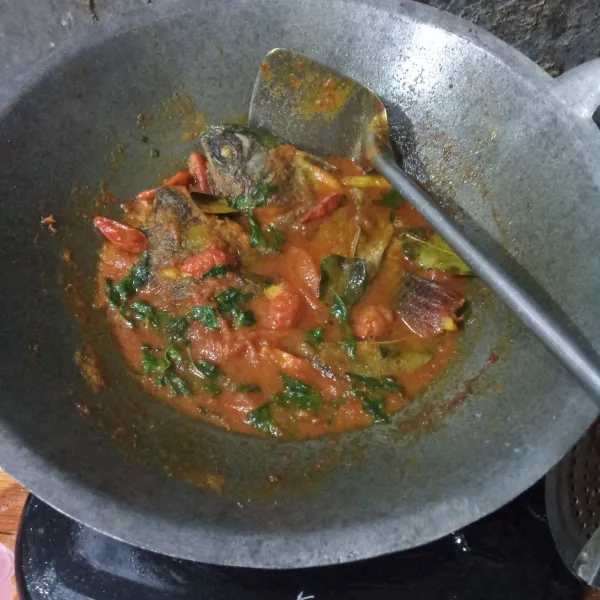 Masukkan kemangi, aduk pelan hingga kemangi layu. Matikan api.