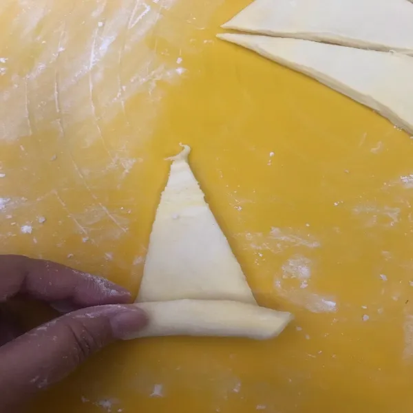 Ambil 1 bagian segitiga, gulung mulai dari bagian yang lebar ke bagian kecil.