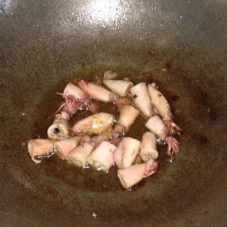 Goreng cumi asin yang udah dibersihkan dan dipotong-potong sampai matang