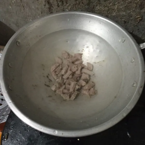 Rebus daging sapi kemudian tiriskan. Didihkan kembali 1 liter air, potong-potong daging sapi tipis-tipis, Masukkan kembali kedalam air.