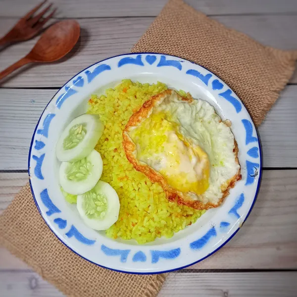 Sajikan nasi goreng dengan telur ceplok.
