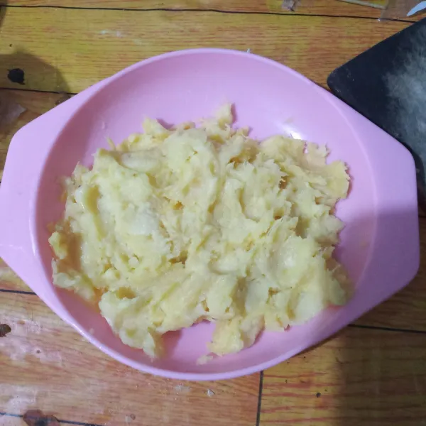 Buang sumbu tape kemudian haluskan.