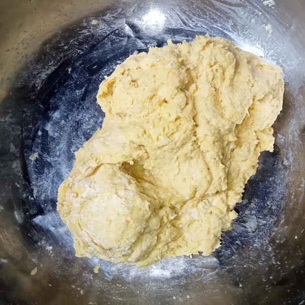 Campur semua bahan kecuali mentega dan garam, lalu uleni hingga setengah matang.