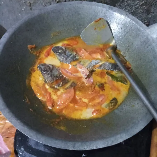 Tuang larutan fibercreme, timpa-timpa ikan hingga kuah mendidih. Masak hingga kuah berkurang. Tes rasa.