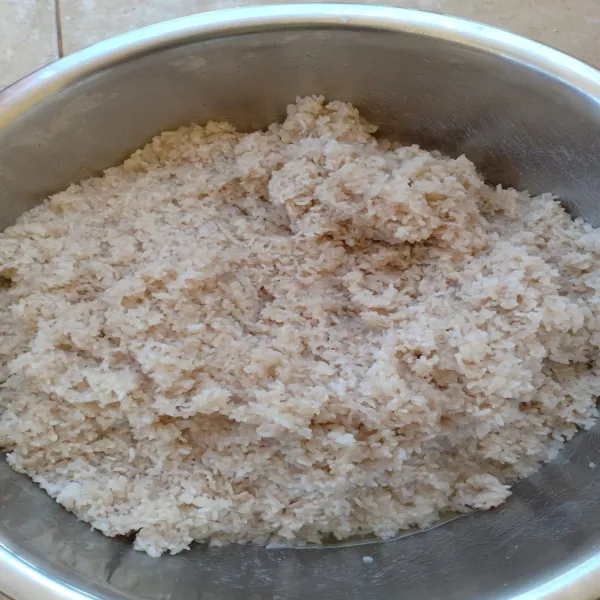 Songkolo: Kukus beras ketan sampai masak. Angkat. Campur kelapa minyak, aduk hingga rata. Diamkan.