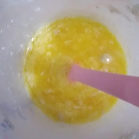 Setelah mengembang, masukkan telur dan mentega cairnya, lalu aduk hingga tercampur rata.