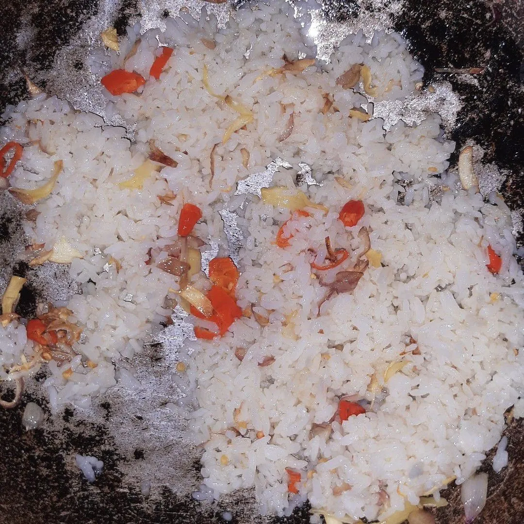 Step 3 Nasi Goreng Sosis Telur Bumbu Iris
