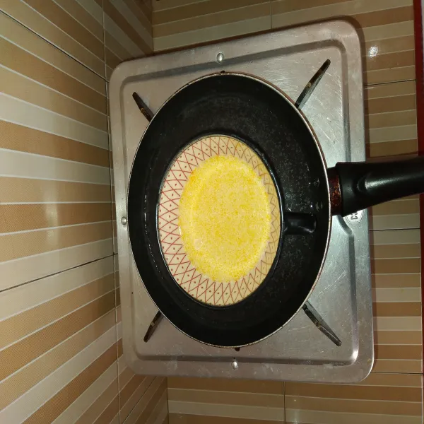 Panaskan margarin, santan kekentalan sedang dan minyak goreng dengan menggunakan teknik double boiler lalu angkat dan sisihkan.