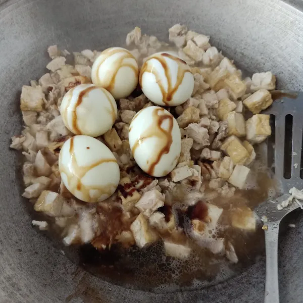 Masukkan telur rebus, bumbui saus tiram, kecap asin, kecap manis, lada dan kaldu bubuk, aduk rata, masak sampai matang.