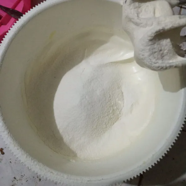 Masukkan tepung terigu, maizena, susu bubuk, vanili bubuk, baking soda dan baking powder yang sudah diayak. Mixer asal rata.