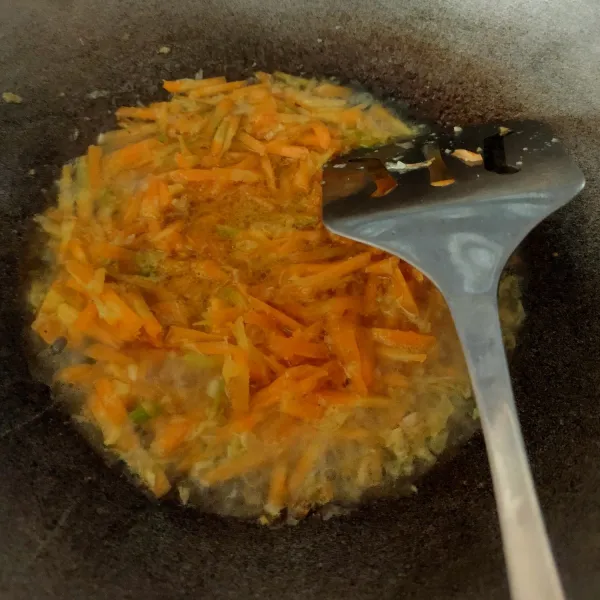 Tumis bumbu halus hingga harum, masukkan wortel, aduk rata, tambahkan sedikit air diamkan beberapa saat.