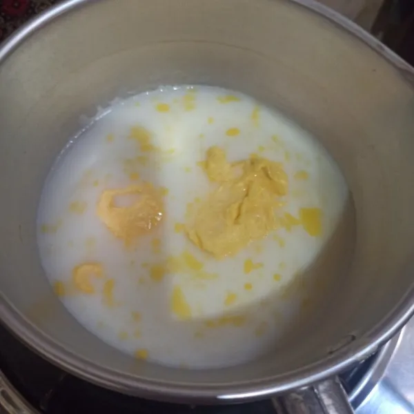 Masak susu, butter margarin dan garam hingga mendidih. Matikan kompor.