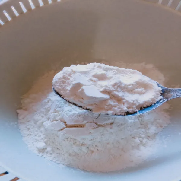 Campurkan bahan pelapis : tepung terigu, tepung maizena, garam, kaldu bubuk, dan lada bubuk. Kemudian aduk rata.