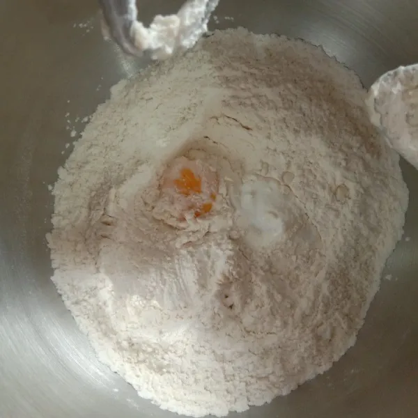 Dalam wadah campurkan semua bahan utama kering aduk rata, tambahkan kuning telur dan whipecreme, mixer kecepatan sedang sambil kita masukkan susu cair bertahap, mixer hingga setengah kalis