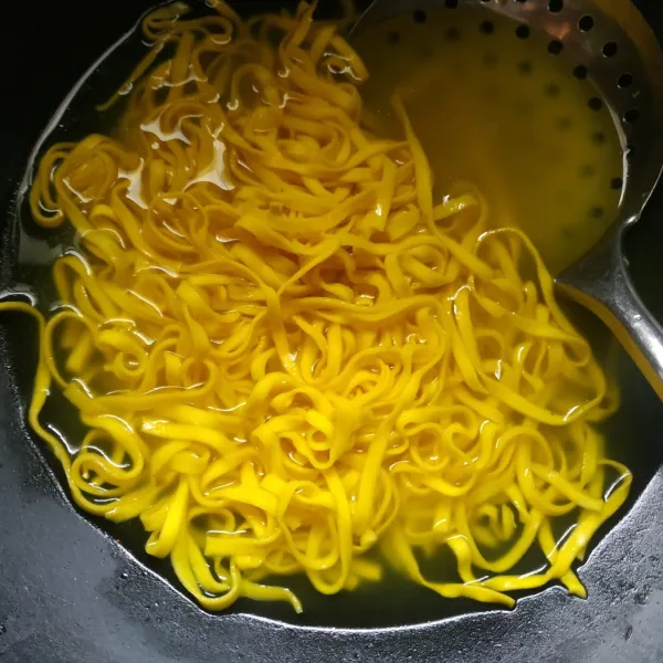 Rebus mie hingga melunak.