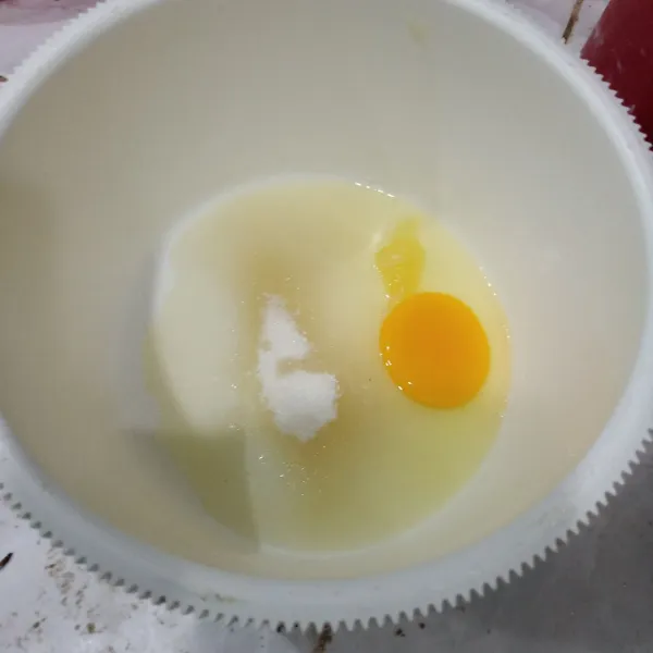 Kocok telur, gula dan sp dengan kecepatan tinggi hingga putih kental berjejak