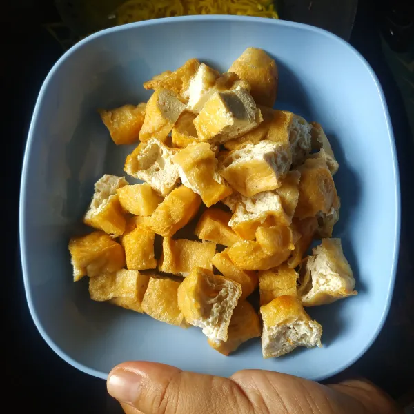 Potong-potong tahu.