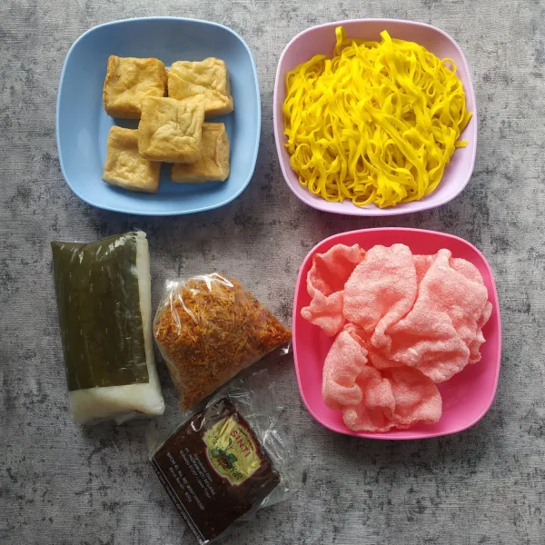 Siapkan bahan-bahan yang akan diolah.