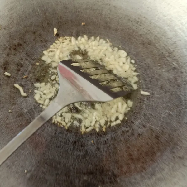 Tumisan ayam tahu : tumis bawang putih sampai harum.