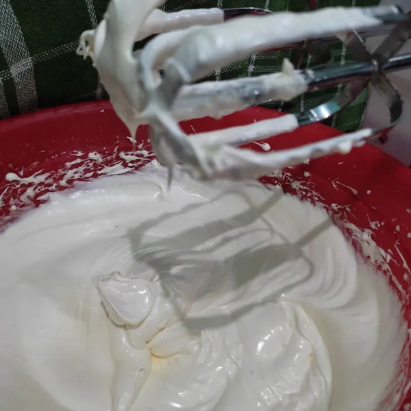Mixer telur, gula dan SP hingga putih berjejak.