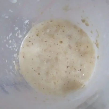 Masukkan dalam wadah susu cair hangat dan gula pasir. Aduk sampai gulanya larut. Setelah larut masukkan ragi instannya. Aduk sebentar lalu tutup dan biarkan 5-7 menit.
