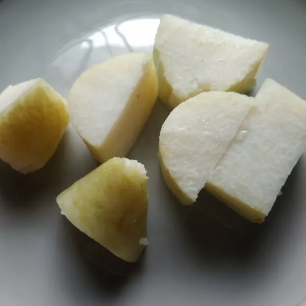Tata lontong dipotong, kemudian tuang campuran mie tahu, sajikan dengan kerupuk merah dan bawang goreng.