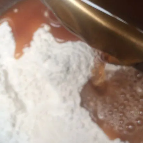 Tuang dikit-dikit air gula sambil di aduk.
