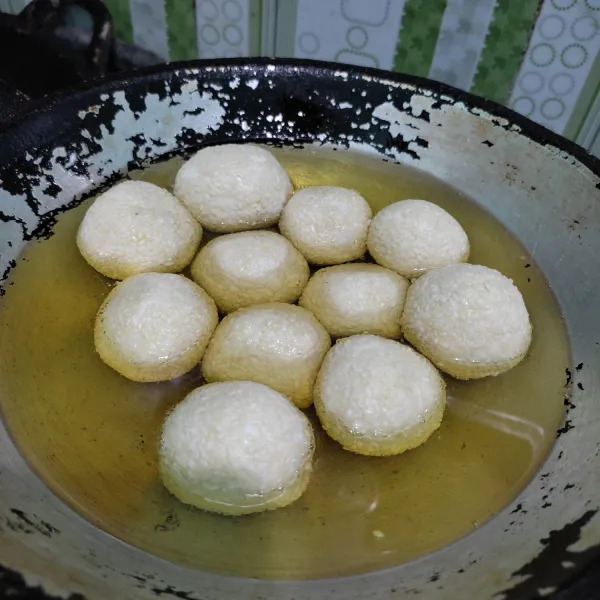 Masukkan onde ke dalam minyak yang masih dingin. Lalu nyalakan api kecil.